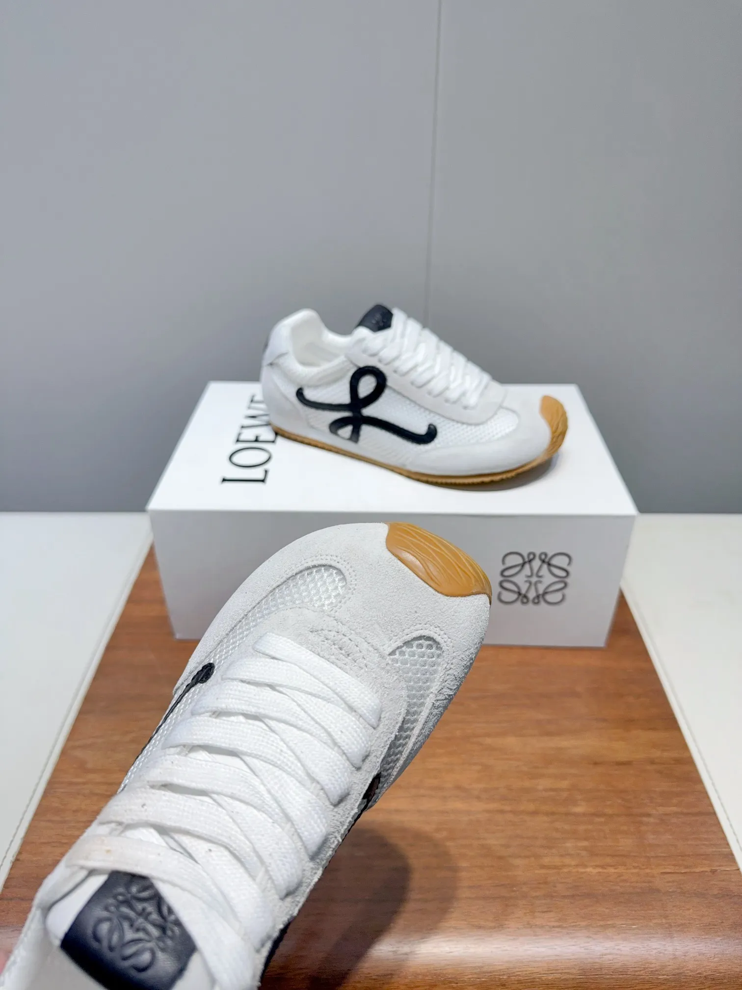 👟👟Ex-factory price 560👟👟 Loewe LOEW- 2025 mesh moral training shoes Super awesome Asymmetric toe shape, as LOEWE's signature design Super soft, lightweight and flexible sole, new wave texture rubber outsole, extending to the toe, upgraded soft leather lining and footbed to provide maximum comfort, 3D injection molded rubber LOEWE logo on the heel Fully open mold matching material Size: 35-40 (custom-made for 40 women, non-refundable)